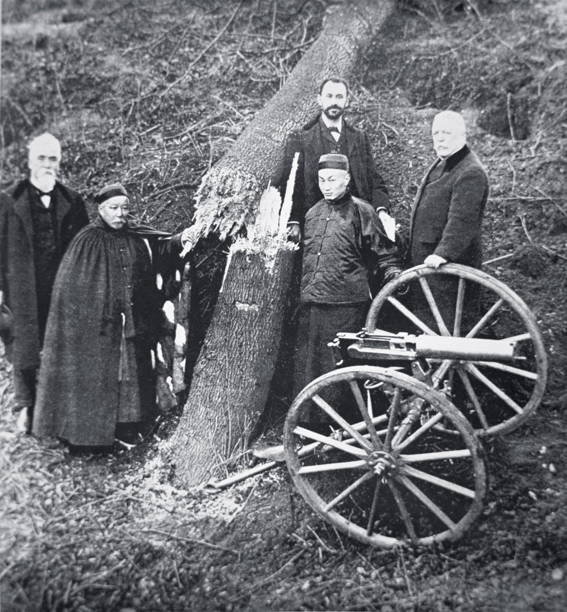 Hiram Maxim, silahının gücünü Çin hükümet yetkililerine gösteriyor (s/b fotoğraf) by Photographer English