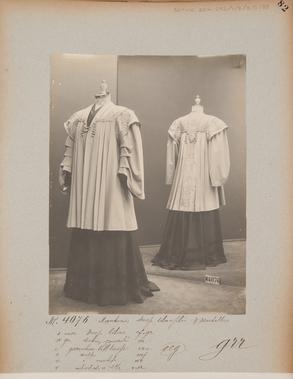 Albüm Sayfası: House of Worth, Coat by Photographer French