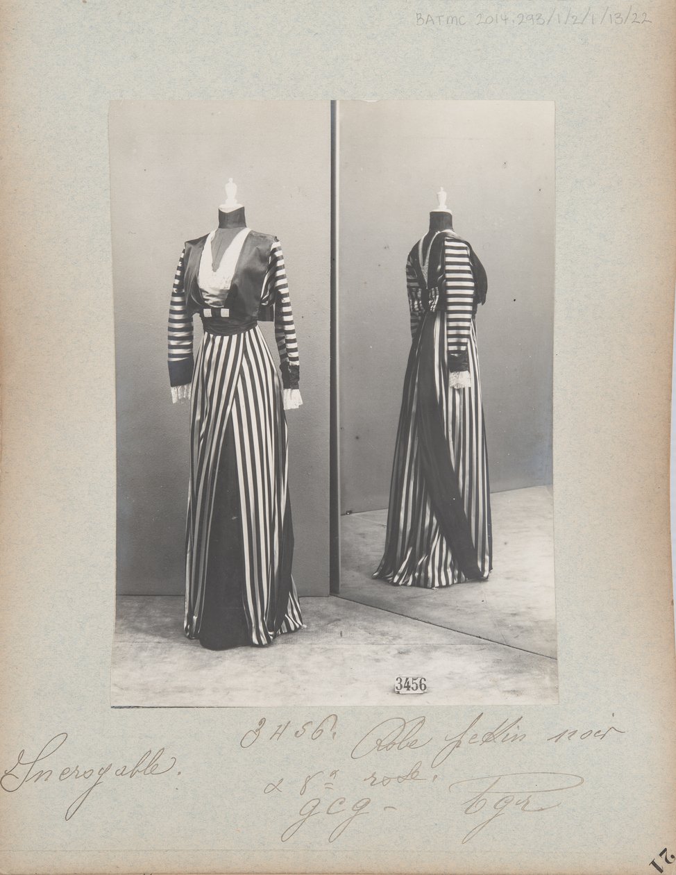 Albüm Sayfası: House of Worth, Dress by Photographer French