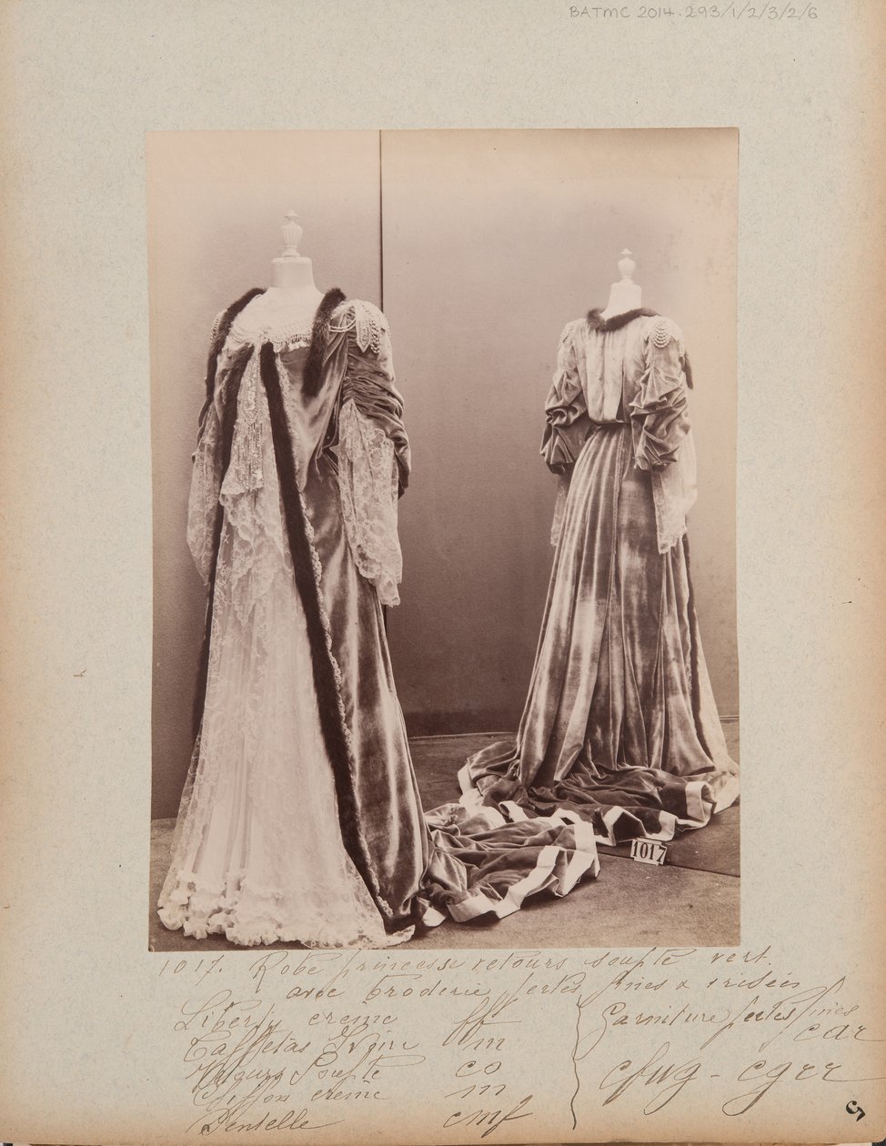Albüm Sayfası: House of Worth, Dress by Photographer French