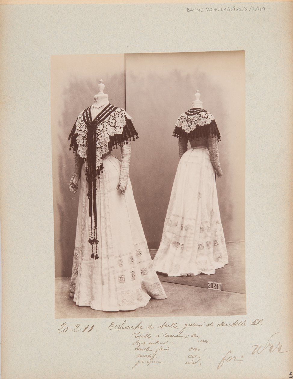 Albüm Sayfası: House of Worth, Omuz Pelerini by Photographer French