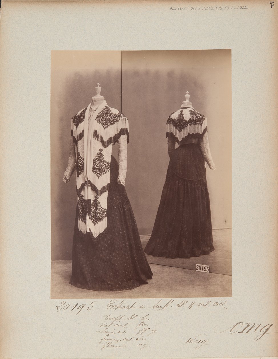 Albüm Sayfası: House of Worth, Omuz Pelerini by Photographer French