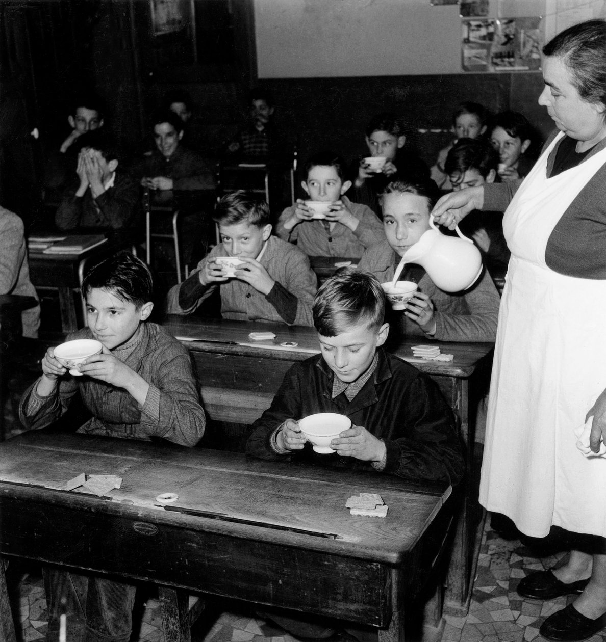Fransız Okullarında Bedava Süt, 8 Aralık 1954 (s/b fotoğraf) by Photographer French