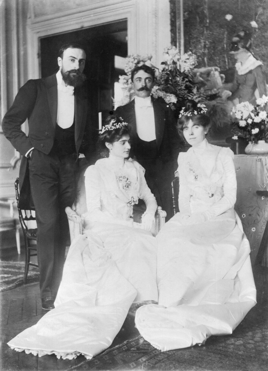 LR: Ernest Rouart (1874-1942) ve eşi Julie Manet (1878-1967), Paul Valery (1871-1945) ve eşi Jeannie Gobillard (1877-1970), evlendikleri gün, Mayıs 1900 (d. fotoğraf) by Photographer French
