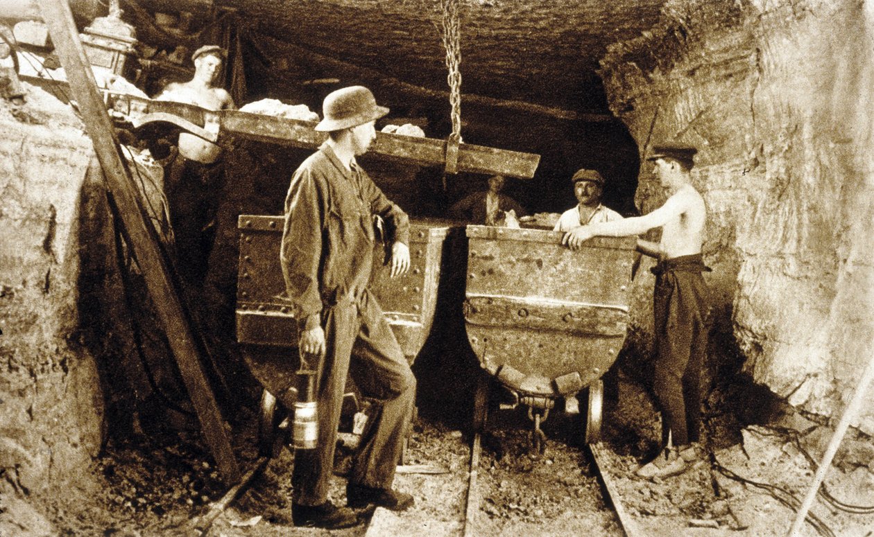 Potas Madenindeki Madenciler, Alsace, c. 1900 (s/b fotoğraf) by Photographer French