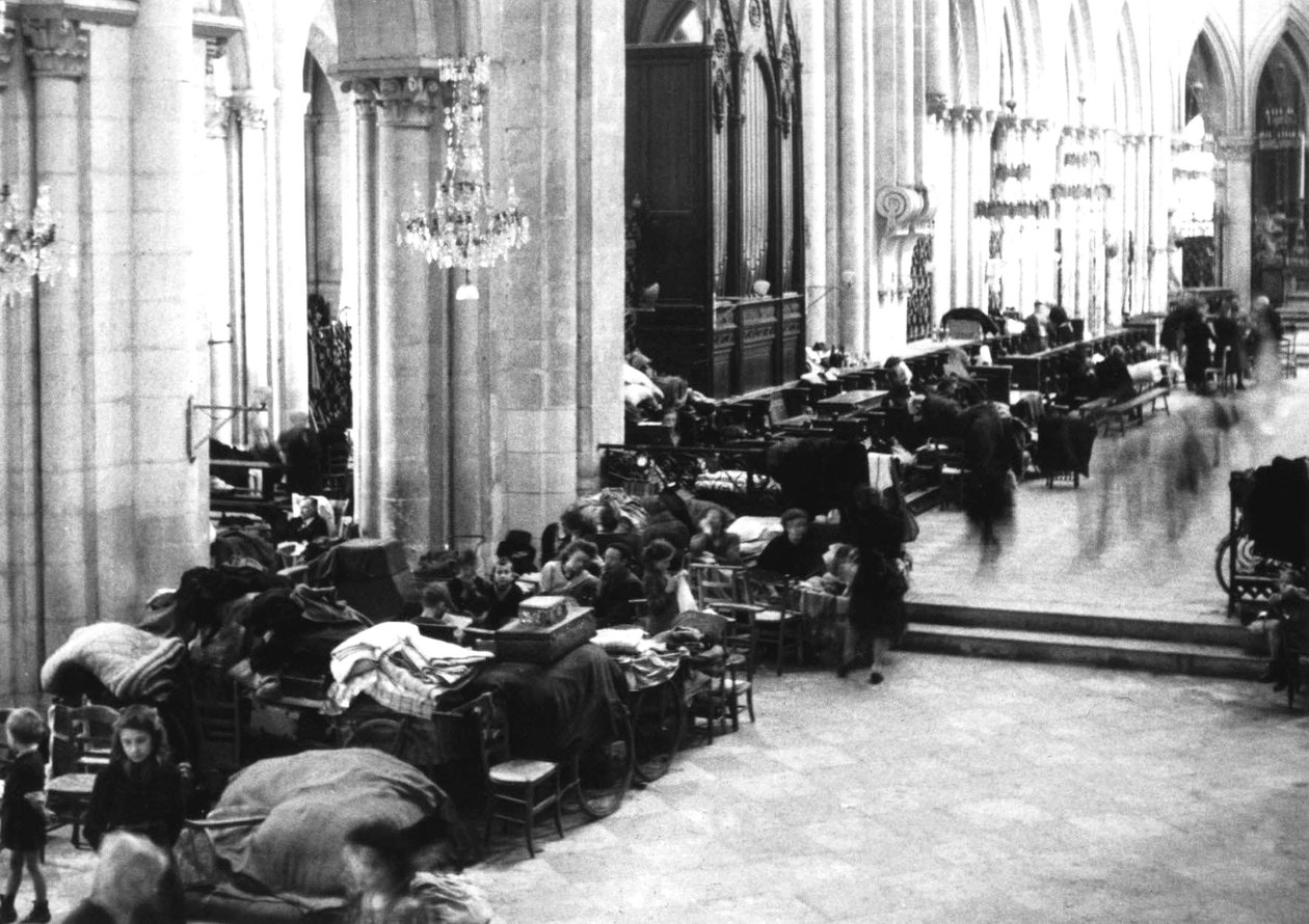 Caen Katedrali'ne sığınan insanlar, Temmuz 1944 (s/b fotoğraf) by Photographer French