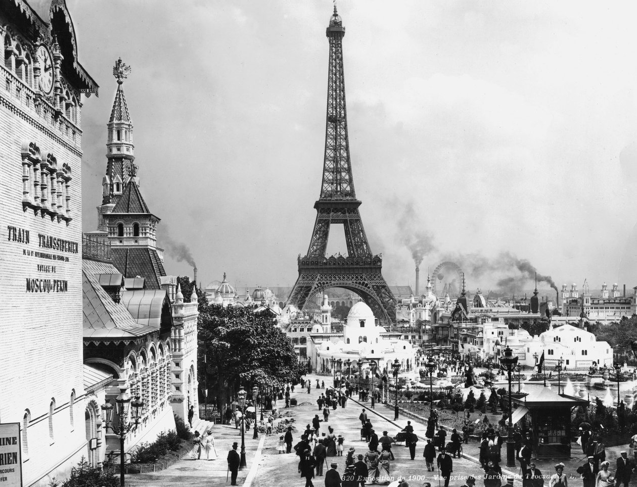 Trocadero bahçelerinin ve Eyfel Kulesi'nin görünümü, Paris Dünya Fuarı by Photographer French
