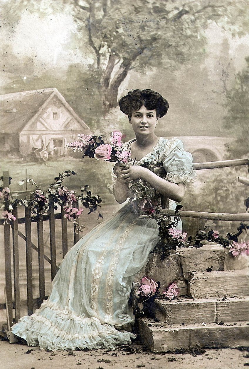 Çiçek çelenkli kadın, kartpostal, yak. 1900 (elle boyanmış fotoğraf) by Photographer French