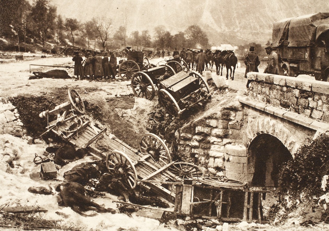 Alman topçu ateşi altında çekilen Udine yakınlarındaki bir tedarik yolunda bir İtalyan mühimmat konvoyu (s/b fotoğraf) by Photographer German