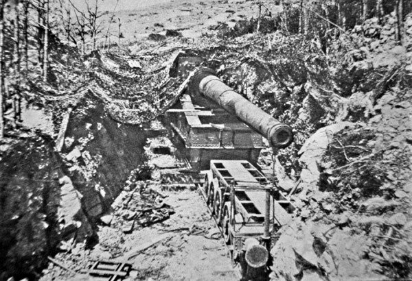 Big Bertha, Birinci Dünya Savaşı sırasında demiryoluna monte edilmiş birkaç dev Alman silahından biri by Photographer German
