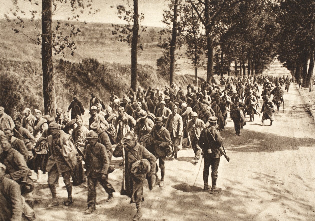 Aisne Savaşı sırasında Soissons ve Fismes arasındaki yolda Fransız mahkumlar by Photographer German