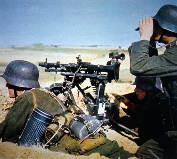 Sürekli ateş için bir tripod üzerine monte edilmiş Alman MG34 genel amaçlı makineli tüfek (fotoğraf) by Photographer German