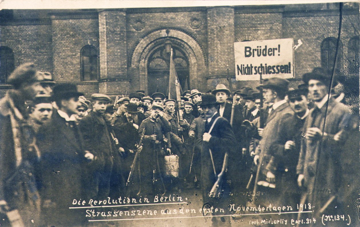 Alman sivilleri ve askerleri Berlin'de, Kasım 1918 (s/b fotoğraf) by Photographer German