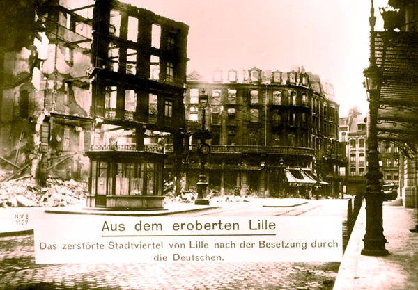 Alman birlikleri tarafından alındıktan sonra Yıkılan Lille Kasabası, Ekim 1914 (s/b fotoğraf) by Photographer German