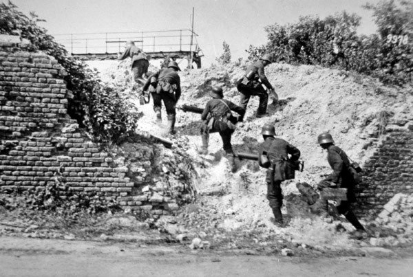Birinci Dünya Savaşı Alman makineli tüfek bölümü Aisne Savaşı sırasında ilerliyor by Photographer German
