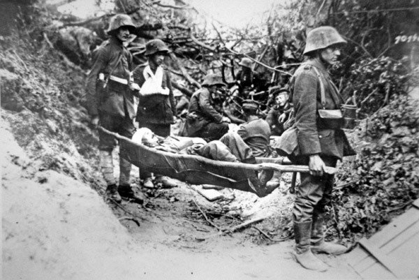 Yaralı bir yoldaşını doğaçlama sedyede taşıyan Birinci Dünya Savaşı Alman askerleri, Soissons yakınlarında, Haziran 1918 (s/b fotoğraf) by Photographer German