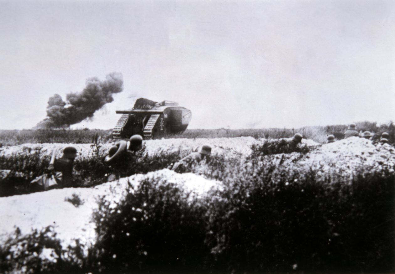 Birinci Dünya Savaşı Alman fırtına birlikleri, ele geçirilen bir İngiliz Mark IV tankı tarafından desteklenen alev makinesi ilerleyişiyle donanmış by Photographer German