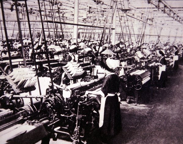 Japon Pamuk Endüstrisi: Toyoda Tezgahlarında Çalışan Kadınlar, 1920 dolayları (s/b fotoğraf) by Photographer Japanese