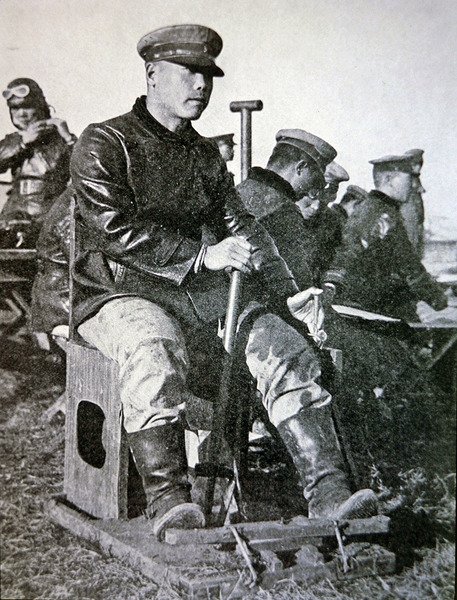 Ahşap joystick, dümen çubuğu ve gaz kelebeği kullanarak temel eğitimde Japon pilotlar by Photographer Japanese