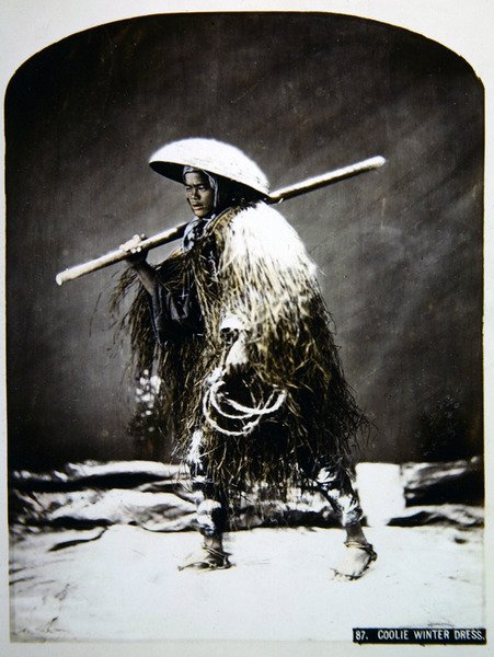 Kışlık kıyafetleriyle Japon hamal, 1900 dolayları (renkli fotoğraf) by Photographer Japanese