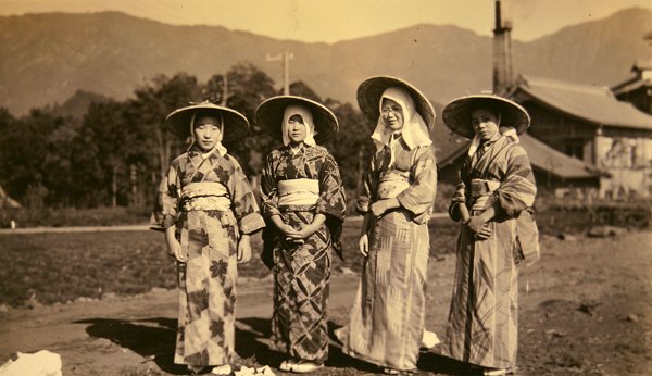 Geleneksel elbiseli Japon kadınları by Photographer Japanese