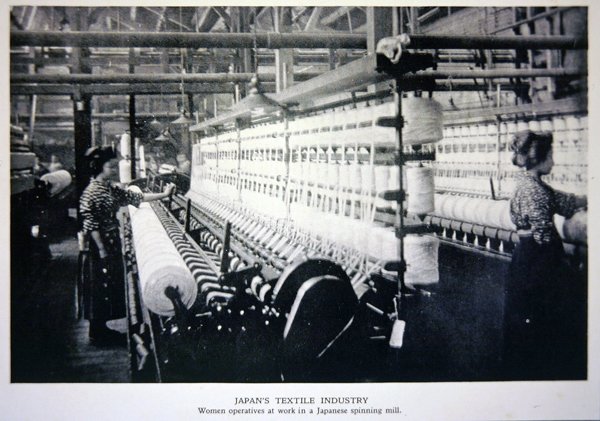 Bir Japon iplik fabrikasında çalışan kadın operatörler by Photographer Japanese