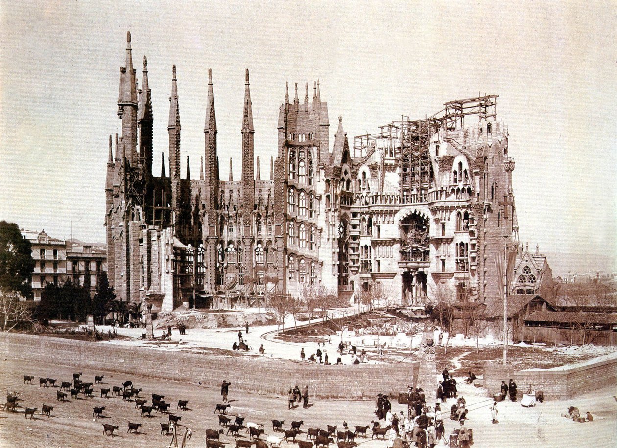 Sagrada Familia'nın görünümü, Barselona, 1900 dolayları (s/b fotoğraf) by Photographer Spanish