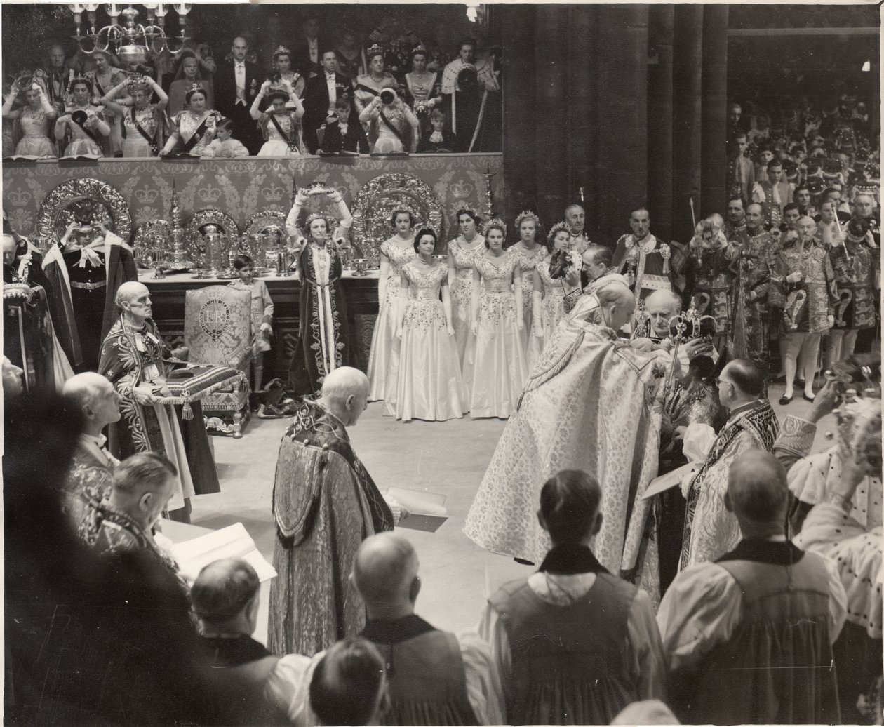 Düşes Mary, taç giyme töreninde Kraliçe II. Elizabeth