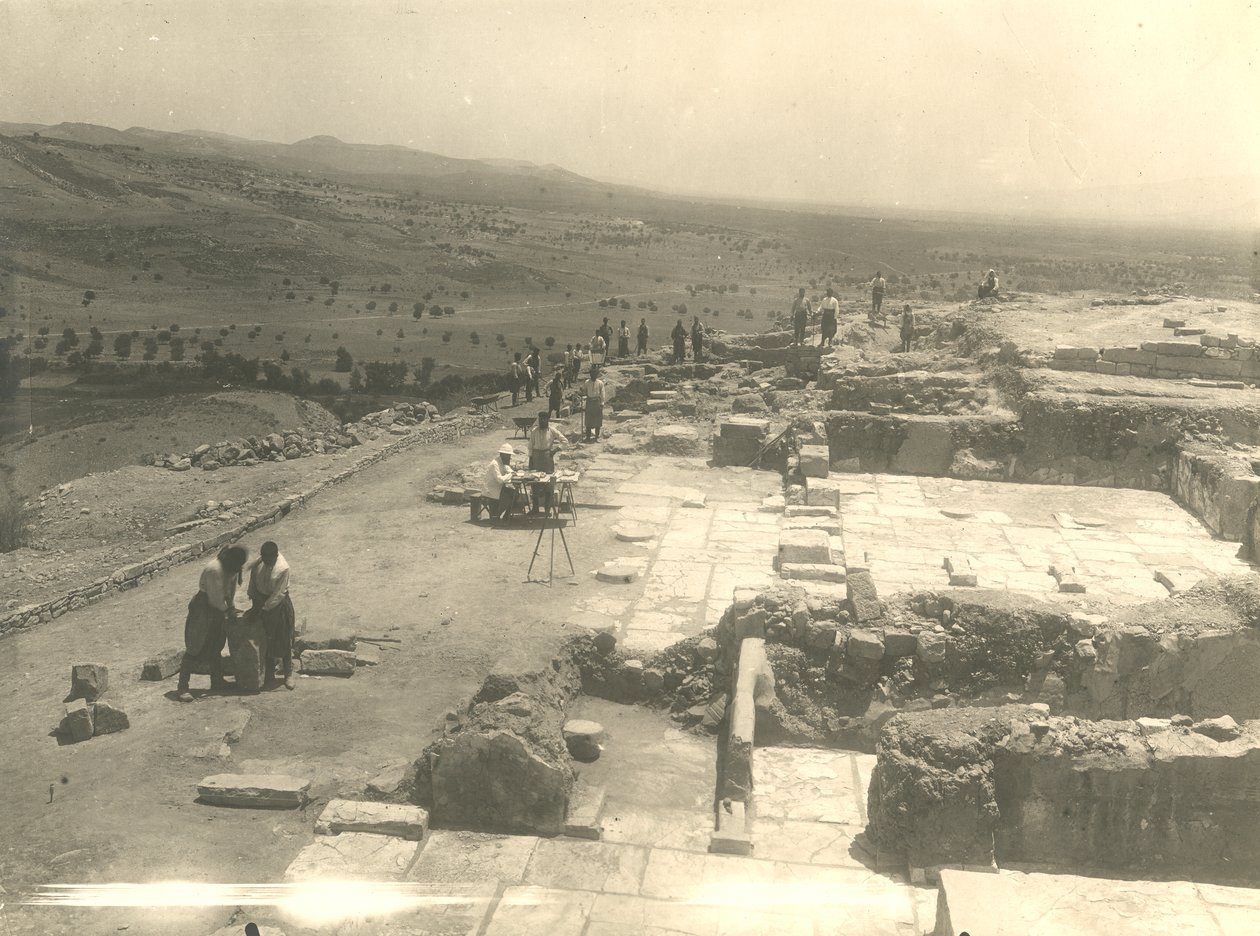 Phaistos sarayının kazılarının görünümü, Luigi Pernier ve Federico Halbherr liderliğindeki İtalyan arkeolojik misyonu, Girit, Yunanistan by Blaise Nicolas Le Sueur