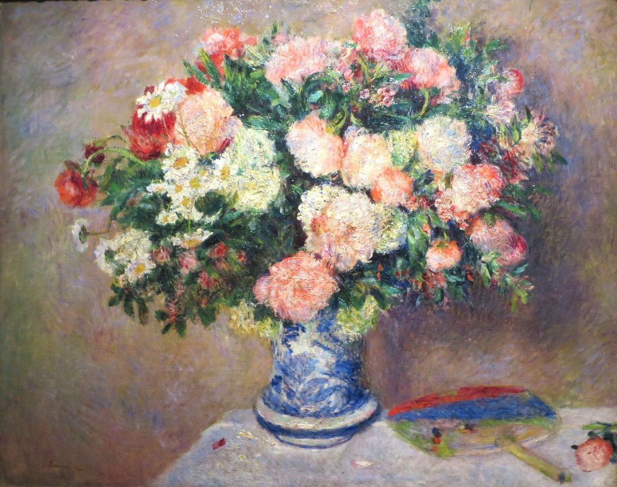 Krizantem Buketi ve Bir Japon Yelpazesi by Pierre-Auguste Renoir
