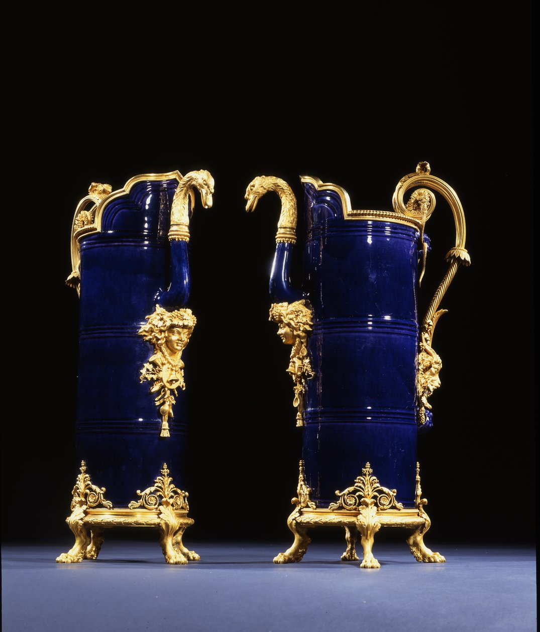 İki Sürahi, c.1767 (bronz süslemeli porselen) by Pierre Gouthière