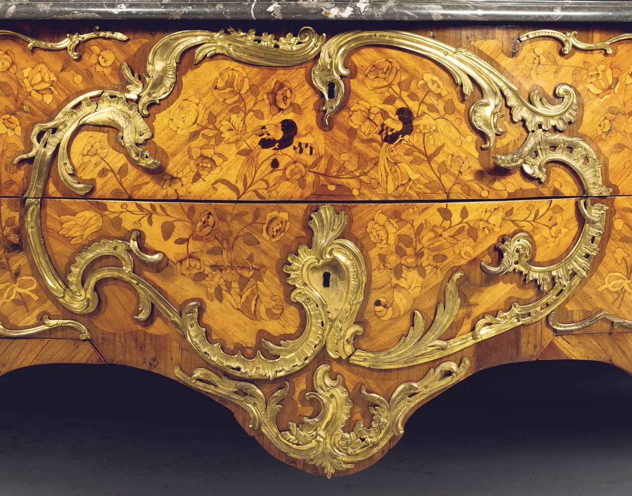 Adrien Delorme tarafından satılan bir Louis XV komodinin detayı (ormolu monte lale ağacı, amaranth, meyve ağacı ve kakmacılık) (ayrıca bkz. 463007) by Pierre Roussel