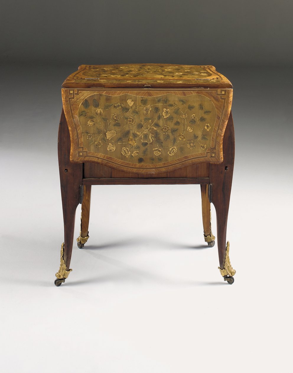 Louis XV komodin, c.1765-70 (ormolu lale ağacı, çınar, amaranth ve kakmacılık) (ayrıca bkz. 463004, 465390 ve 465391) by Pierre Roussel
