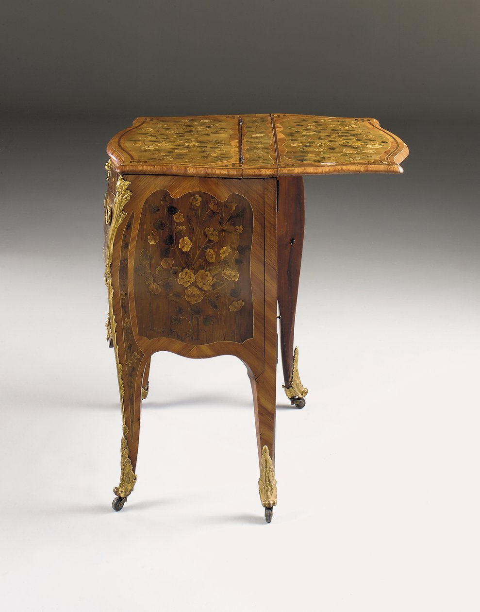 Louis XV komodin, c.1765-70 (ormolu lale ağacı, çınar, amaranth ve kakmacılık) (ayrıca bkz. 463003, 463004 ve 465391) by Pierre Roussel
