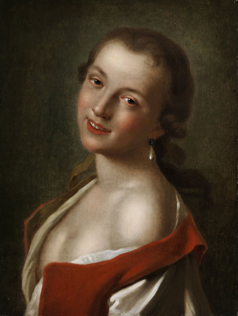 Gözyaşı damlası şeklinde inci küpeli, gülümseyen genç bir kızın yarım portresi. by Pietro Antonio Rotari