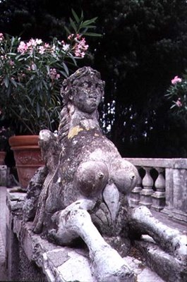 Sfenks şeklinde bahçe süsü, c.1550 (taş) by Pirro Ligorio