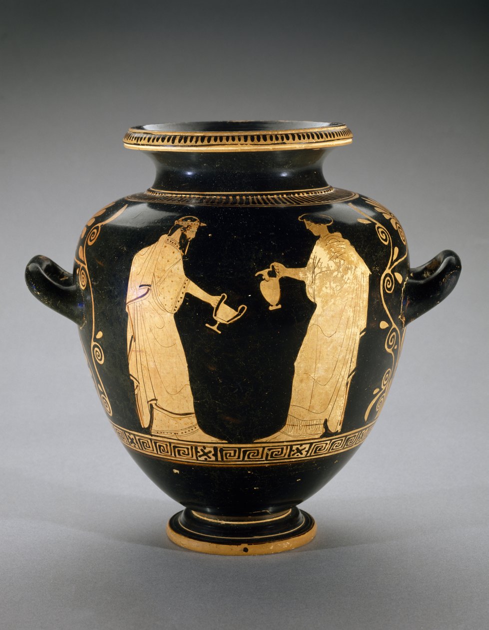 440-420 M.Ö. (pişmiş toprak) ile hizmetçi Dionysos sahnesi ile kırmızı figür Stamnos by Polygnotos Polygnotos