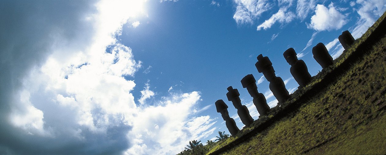 Güzel heykeller, Paskalya Adası'ndaki Rapa Nui Ulusal Parkı, Şili by Polynesian Polynesian