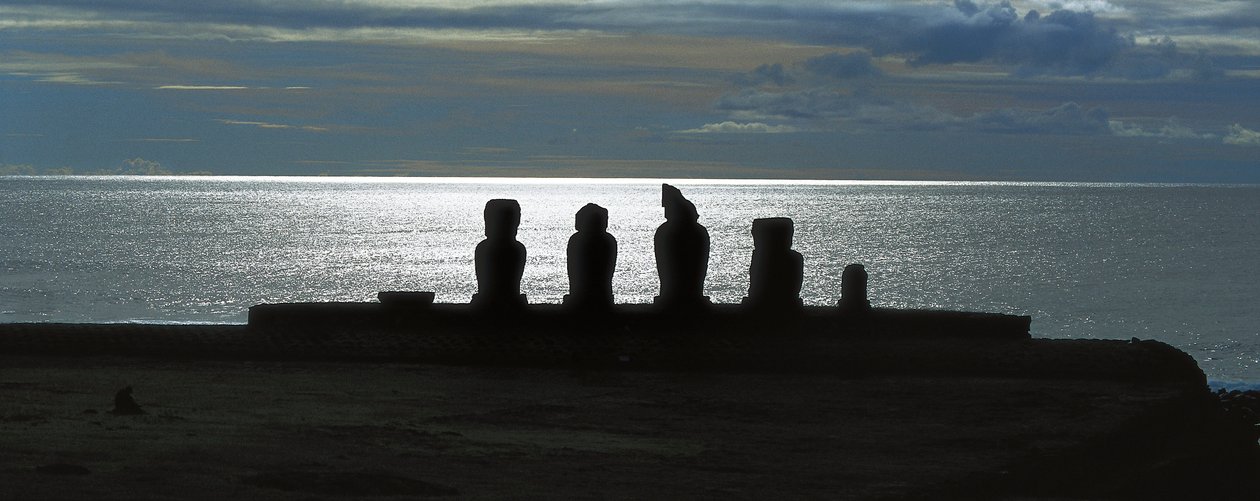 Güzel heykeller, Paskalya Adası'ndaki Rapa Nui Ulusal Parkı, Şili by Polynesian Polynesian
