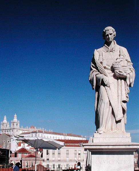 Arka planda San Jeronimo Manastırı ile St Vincent heykeli by Portuguese School