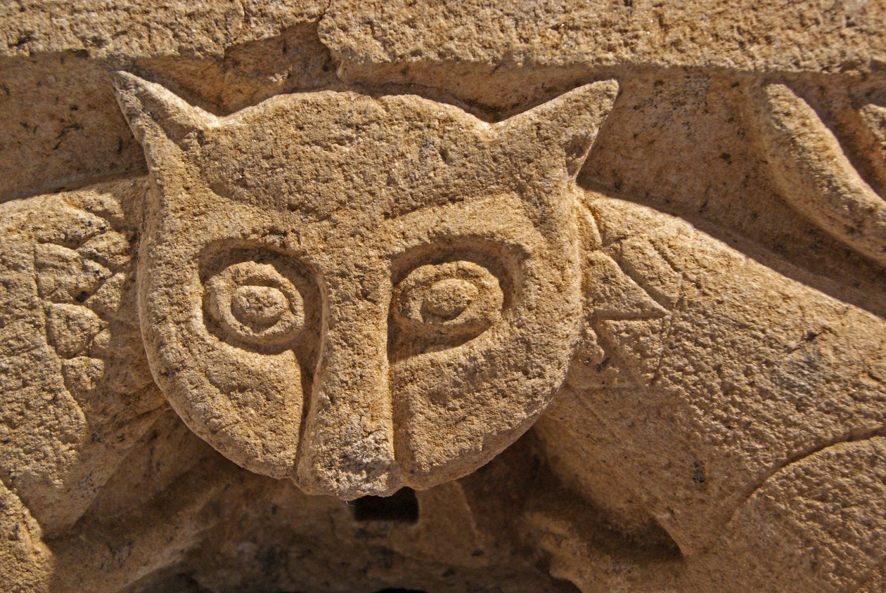 Orijinal sütunlardan birinden yakınlaştırılmış bir Başkentin detayı. (granit) by Portuguese School