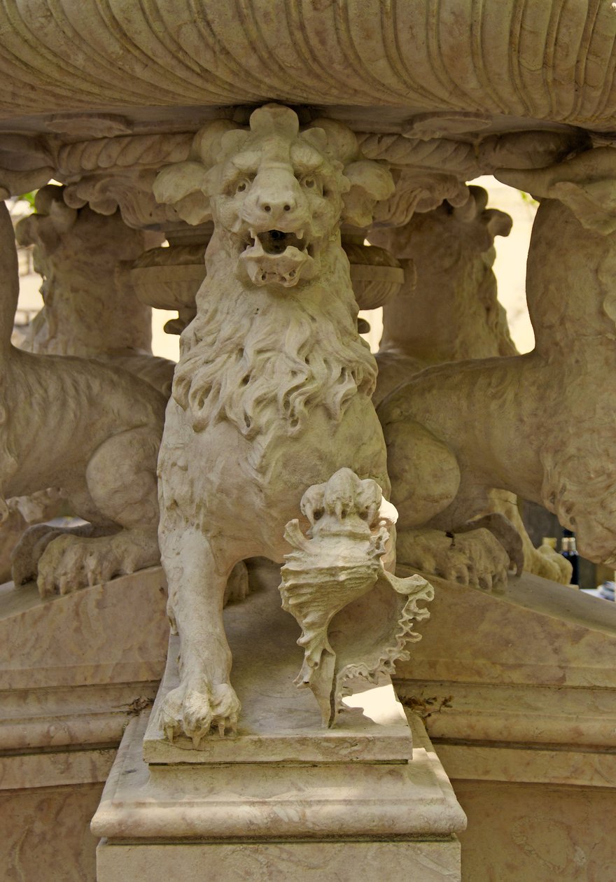 Bir çeşmenin dibinde efsanevi boynuzlu Aslan Atlantes, Quinta da Regalia;Sintra;Portekiz c.1915 (taş) by Portuguese School