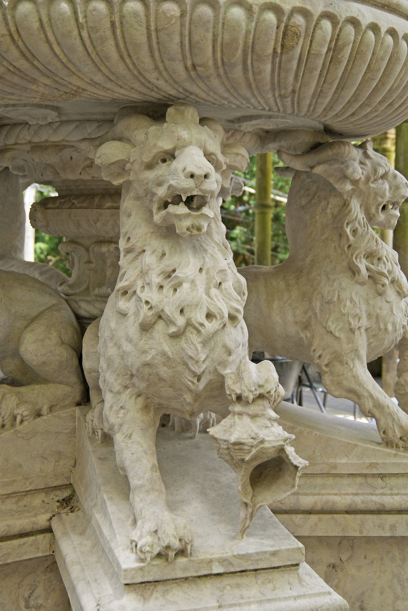 Bir çeşmenin dibinde efsanevi boynuzlu Aslan Atlantes, Quinta da Regalia;Sintra;Portekiz c.1915 (taş) by Portuguese School