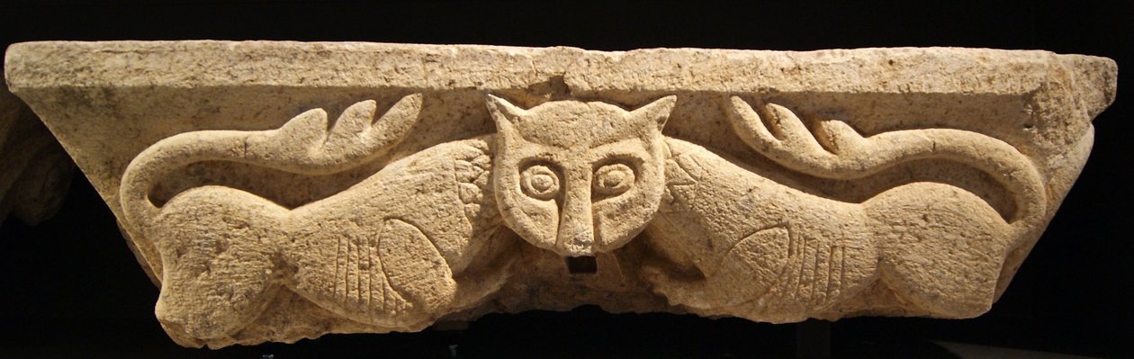 Orijinal sütunlardan birinden Zoomorfik Sermaye. (granit) by Portuguese School