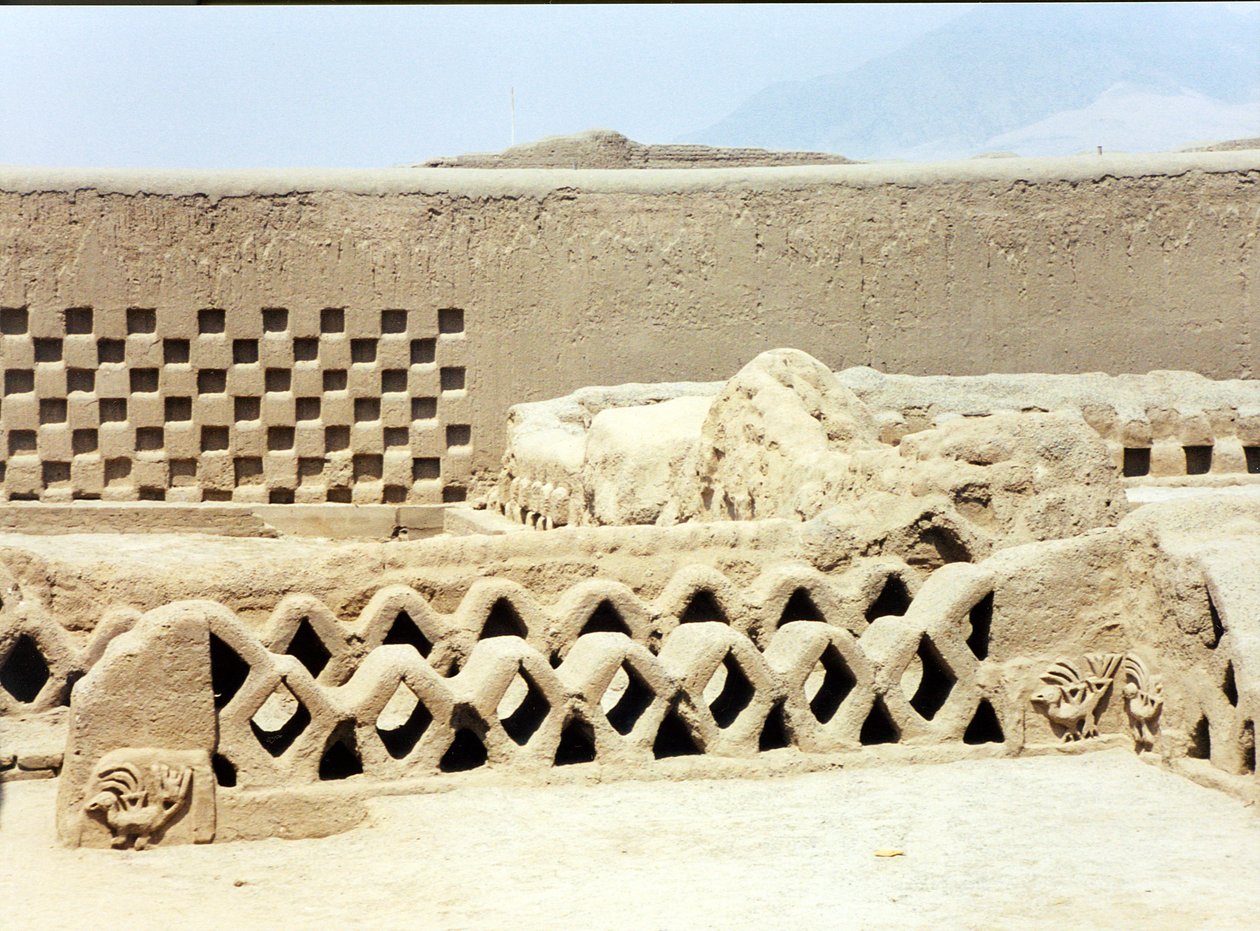Chimu tarafından inşa edilen yıkık ve terk edilmiş İnka öncesi kentin içinde, c.1300 by Pre Columbian