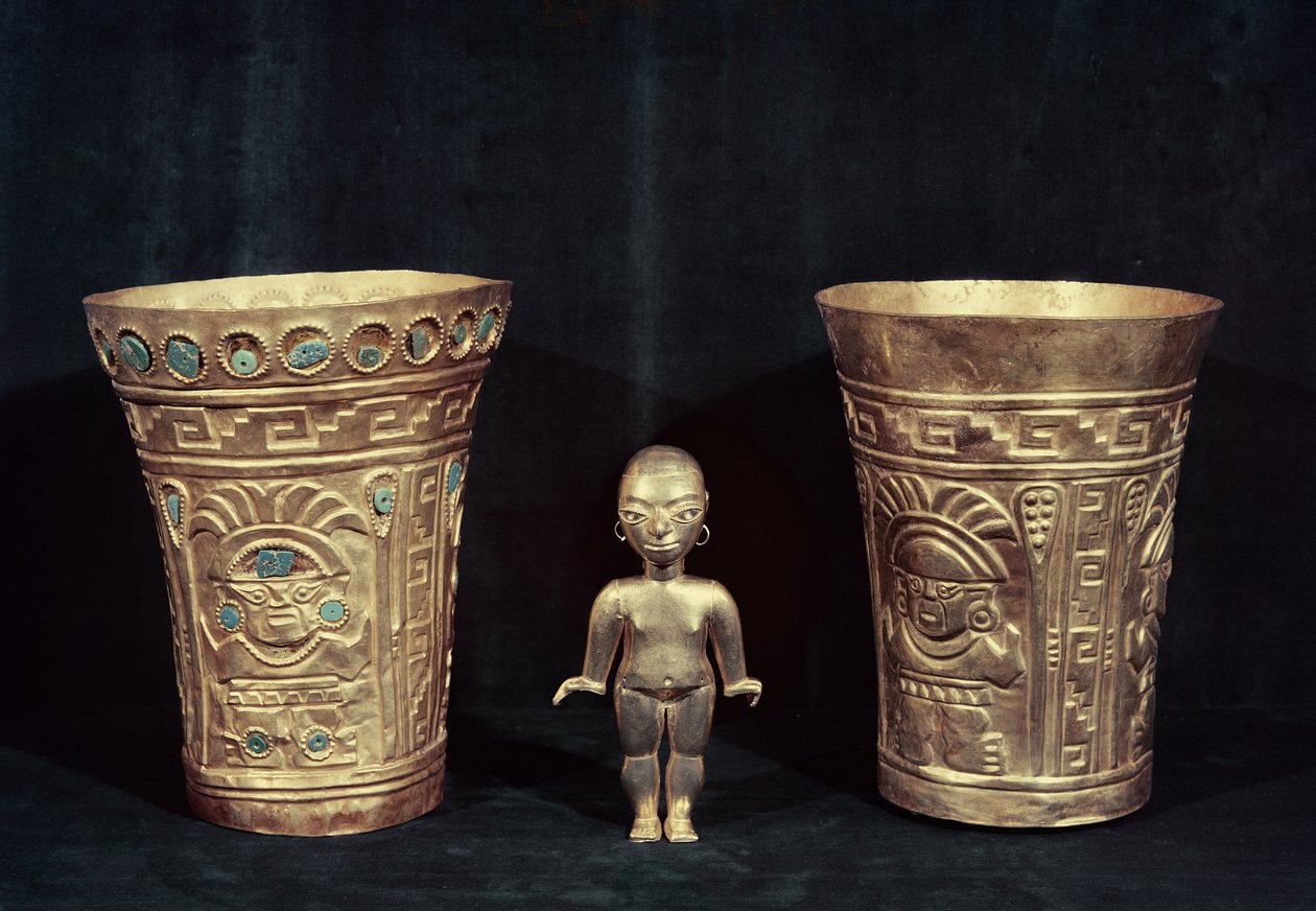 Mitolojik figürlü iki Chimu vazosu ve küçük bir kadın Mochica idolü (kabartmalı altın ve turkuaz) by Pre Columbian