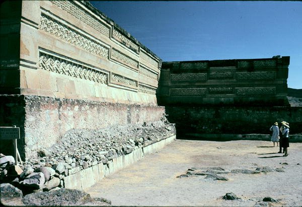 Desenli taş işlemeli avlu by Pre Columbian Pre Columbian