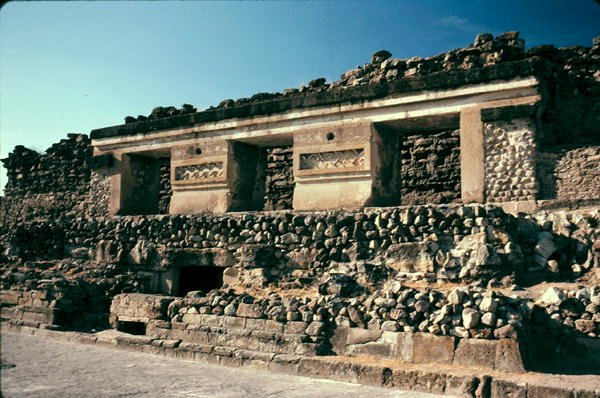 ಮಾದರಿಯ ಸ್ಟೋನ್‌ವರ್ಕ್ ಟರ್ಕ್‌ನೊಂದಿಗೆ ಅಂಗಳ by Pre Columbian Pre Columbian