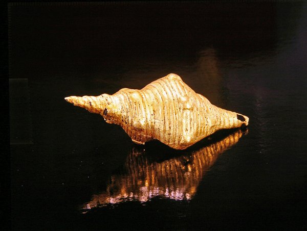 ಮುಯಿಸ್ಕಾ ಶೆಲ್ (ಚಿನ್ನ) ಟರ್ಕಿ by Pre Columbian Pre Columbian