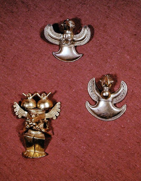 ಎರಡು ಟೈರೋನಾ ಸಂಸ್ಕೃತಿ ಪಕ್ಷಿ-ಆಕಾರದ ಪೆಂಡೆಂಟ್‌ಗಳು ಮತ್ತು ಕ್ವಿಂಬಾಯಾ ಸಂಸ್ಕೃತಿಯ ಮಾನವರೂಪಿ ಪ್ರತಿಮೆ (ಚಿನ್ನ) ಟರ್ಕಿ by Pre Columbian Pre Columbian